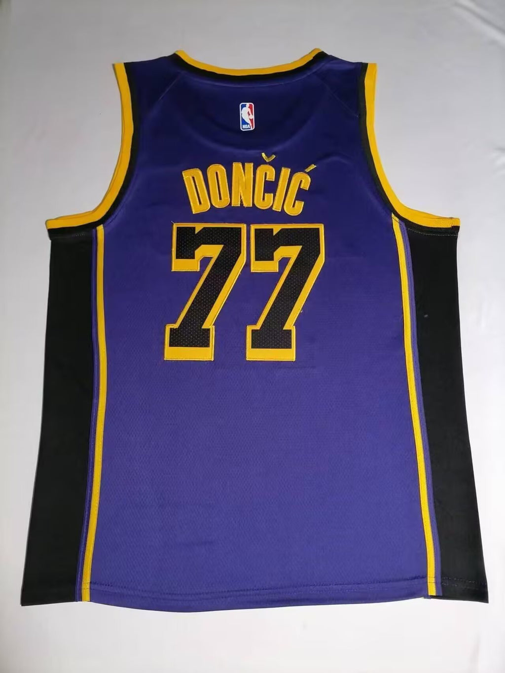 Lakers Jersey #77 — Dončić