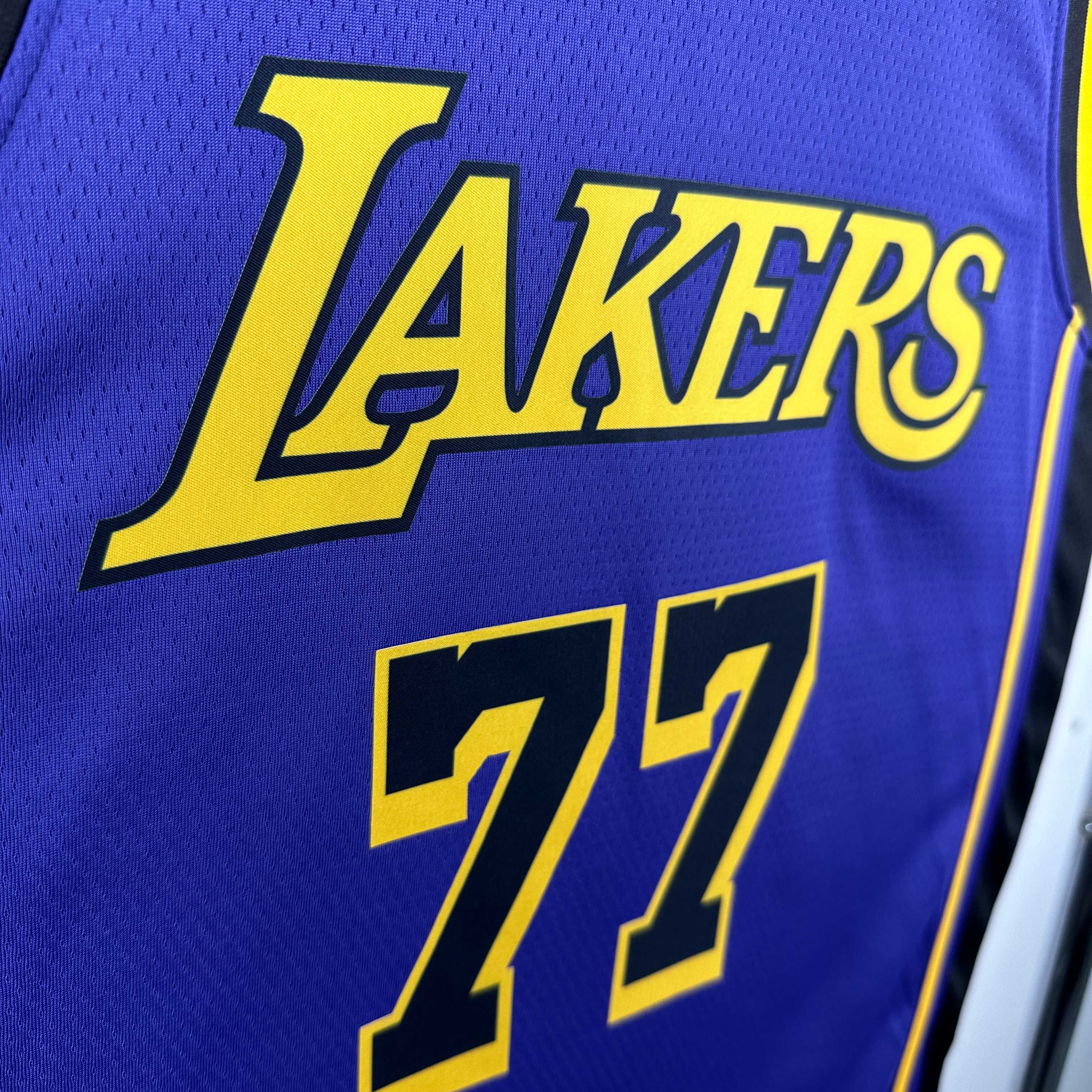 Lakers Jersey #77 — Dončić